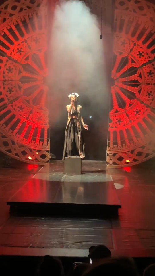 Чеиз 🇲🇰 Едно моме✨️
Љубов, труд и тишина вткаени во македонската традиција
Секоја нишка носи зборови што не се изговорени, туку вткаени од жените, пренесувани низ генерации од баби, мајки и ќерки. Секој бод, секој мотив на везот носи порака – за плодност, за среќа, за заедништво. Чеизот е наследство, духовна сила и културна меморија која се пренесува низ генерации.
Уметницата Бојана Артиновска, преку современ перформанс на Анастасија Центар, со својата четка, ја оживува оваа женска приказна – создадена пред огниште, со песна, ткаење и љубов. Преку вокалната изведба на Стефанија, делото проговори за жената како чуварка на домот, идентитетот и историјата, но и како тивка уметница што во секое парче ткаенина ја вплетува својата душа. Песната „Едно моме“ е музичка врска на генерациите, помеѓу корените и модерното време.